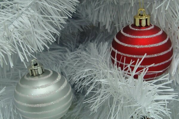 Bolas de Navidad en un árbol de Navidad blanco