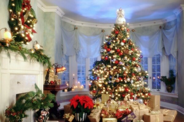 A room decorated for Christmas and a Christmas tree with gifts