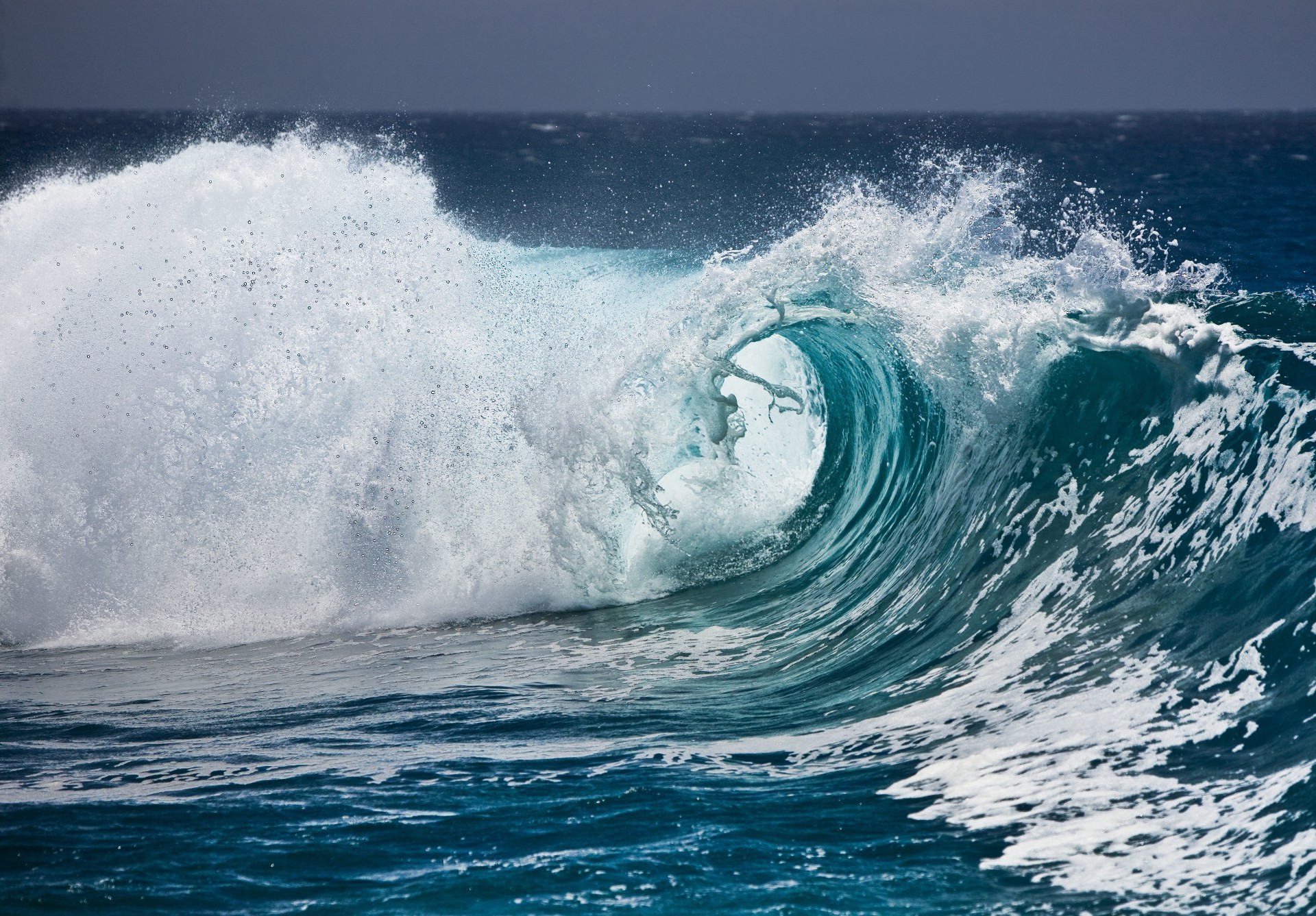 mare e oceano surf onda oceano spruzzo acqua mare splash trotto schiuma tempesta traffico incidente tsunami mare bagnato spiaggia vacanze azione