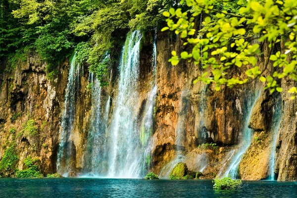 Cascada azul de un río lleno de agua