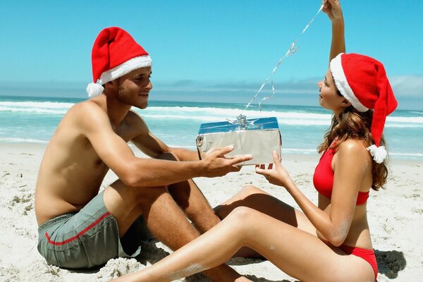 Casal romântico de férias na praia