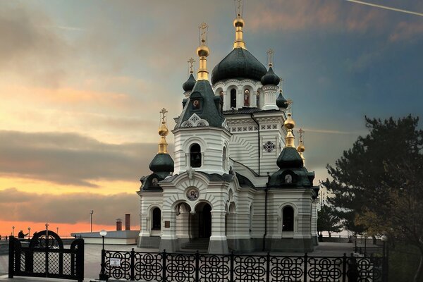 Красивая белая церковь на закате