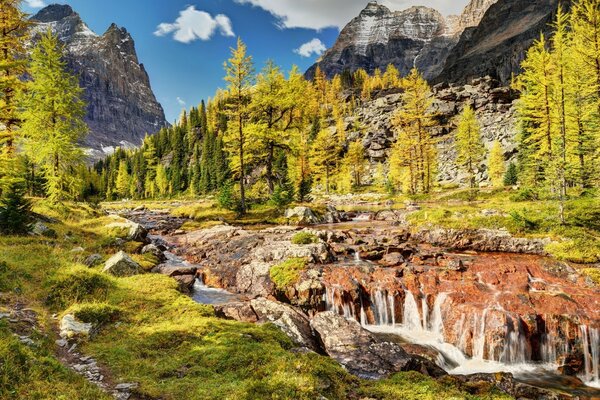 Hermoso paisaje de otoño en el fondo de las montañas