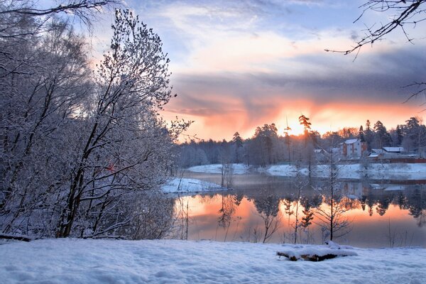 Winterlandschaft in der Reflexion des Teiches