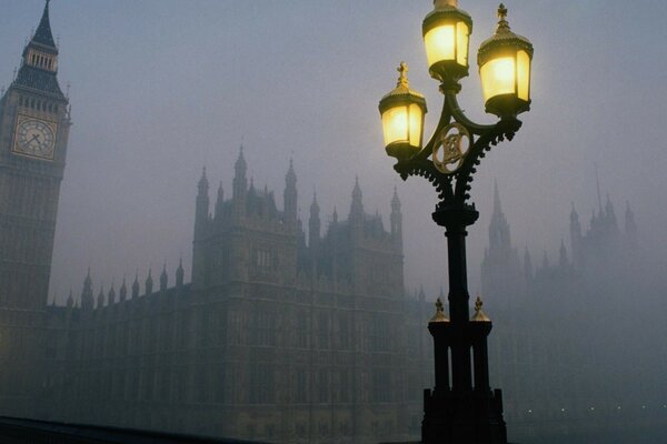 La città nebbiosa di Londra e la vista del lampione Naa