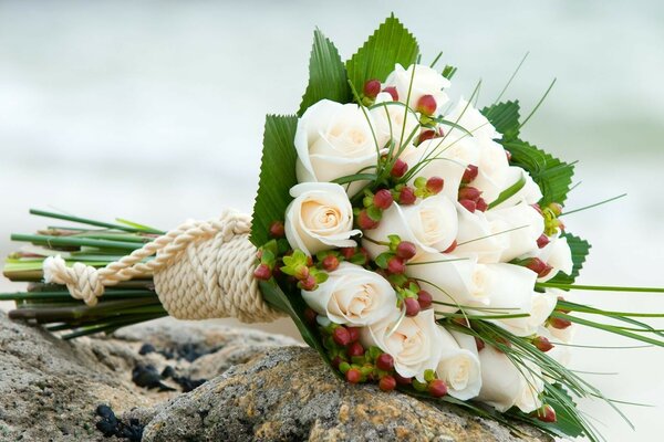 Beau bouquet de roses blanches