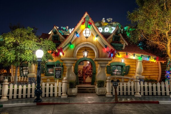 Hermosa casa de cuento de hadas para visitar con niños