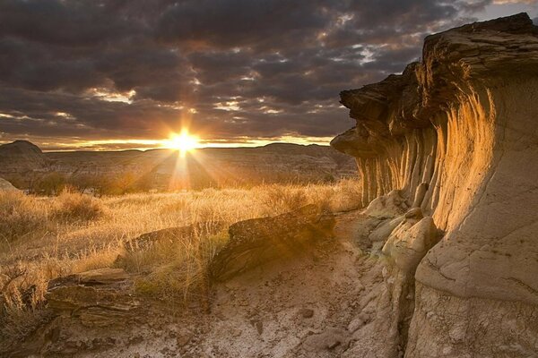 Alba luminosa nel canyon del deserto