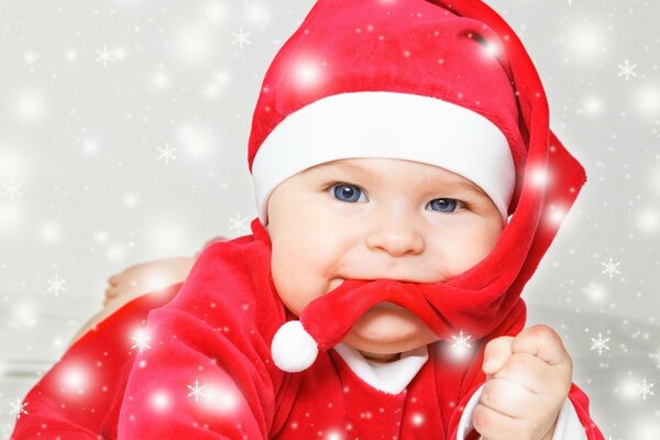 Piccolo bambino carino in un cappello di Natale