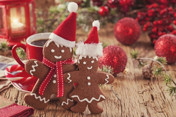 Weihnachtslebkuchen in roten Mützen