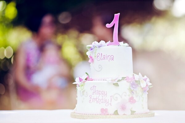 Torta con una candela per un matrimonio festivo