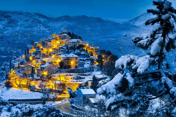 Vista de la ciudad de invierno en Nochebuena