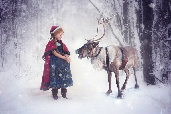 Séance photo de Noël d un enfant dans une forêt enneigée