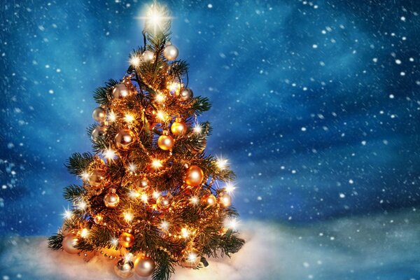 Árbol de Navidad en la calle, copos de nieve que caen