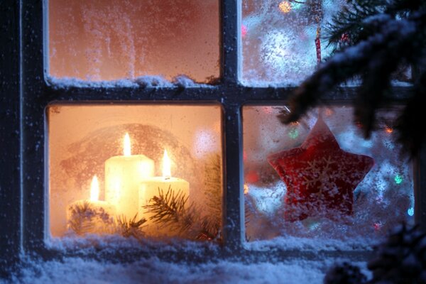 Decoraciones de Navidad en la ventana cubierta de nieve