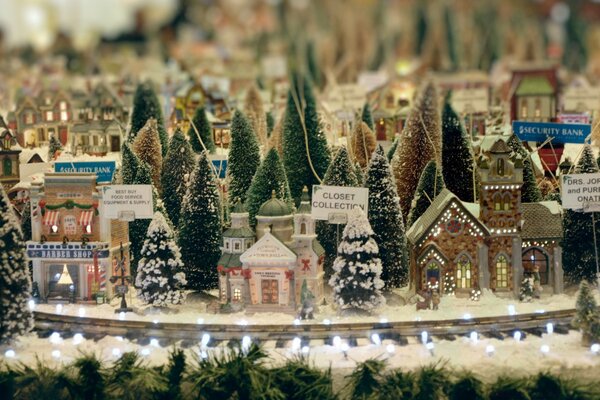 Безендірілген Рождестволық қаланың миниатюрасы