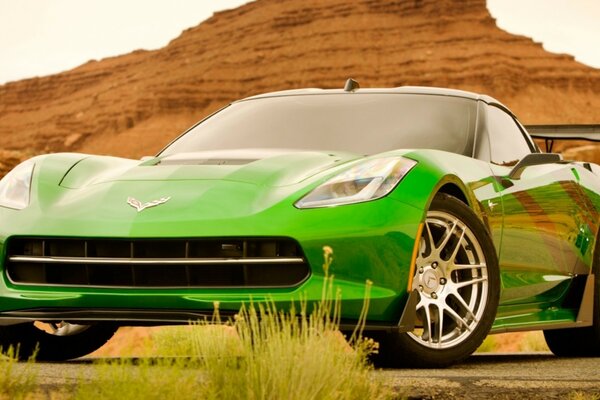 Coche verde deportivo en el desierto