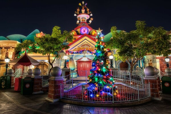 Árbol de Navidad en el parque