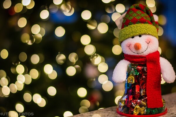 Boneco de neve com decorações para o feriado de Natal