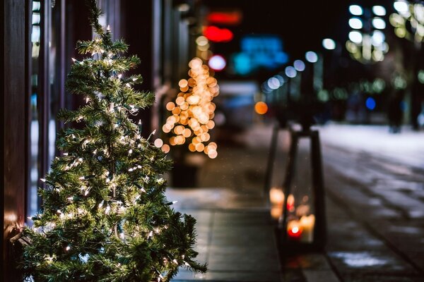 Árbol de Navidad en la calle de la ciudad