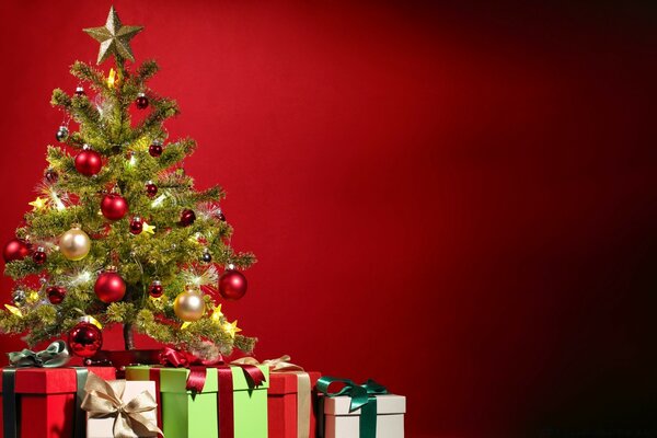 Arbre de Noël décoré avec une étoile et des boules