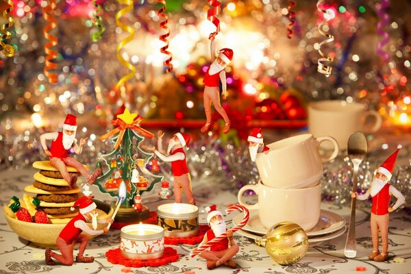 Table de Noël avec des elfes de Noël et serpentine