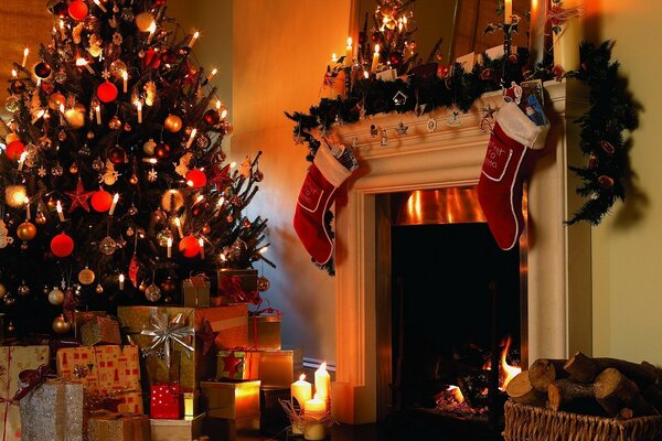 Chimenea decorada y árbol de Navidad con regalos