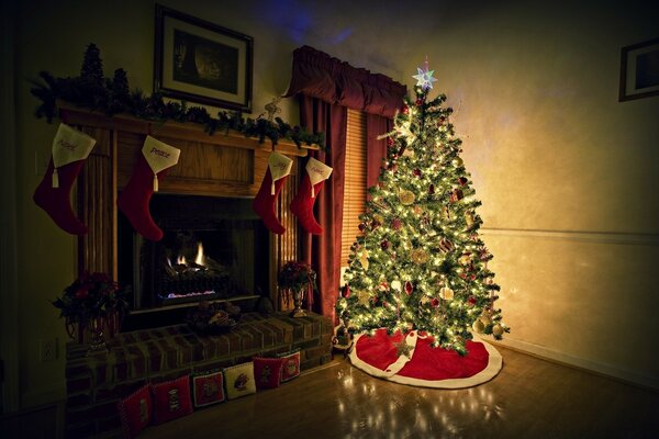 Árbol de Navidad junto a la chimenea