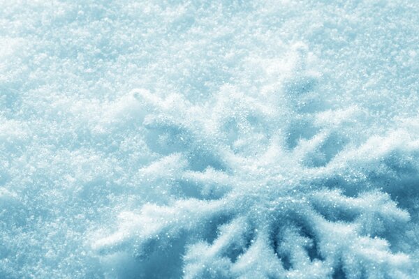 Macro de flocons de neige dans un tas de neige