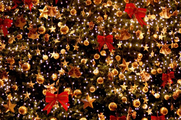 圣诞树玩具在树上闪闪发光