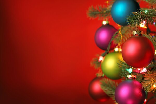 Árbol de Navidad decorado con bolas sobre un fondo rojo