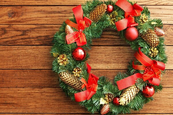 Couronne de Noël de pin sur l arbre