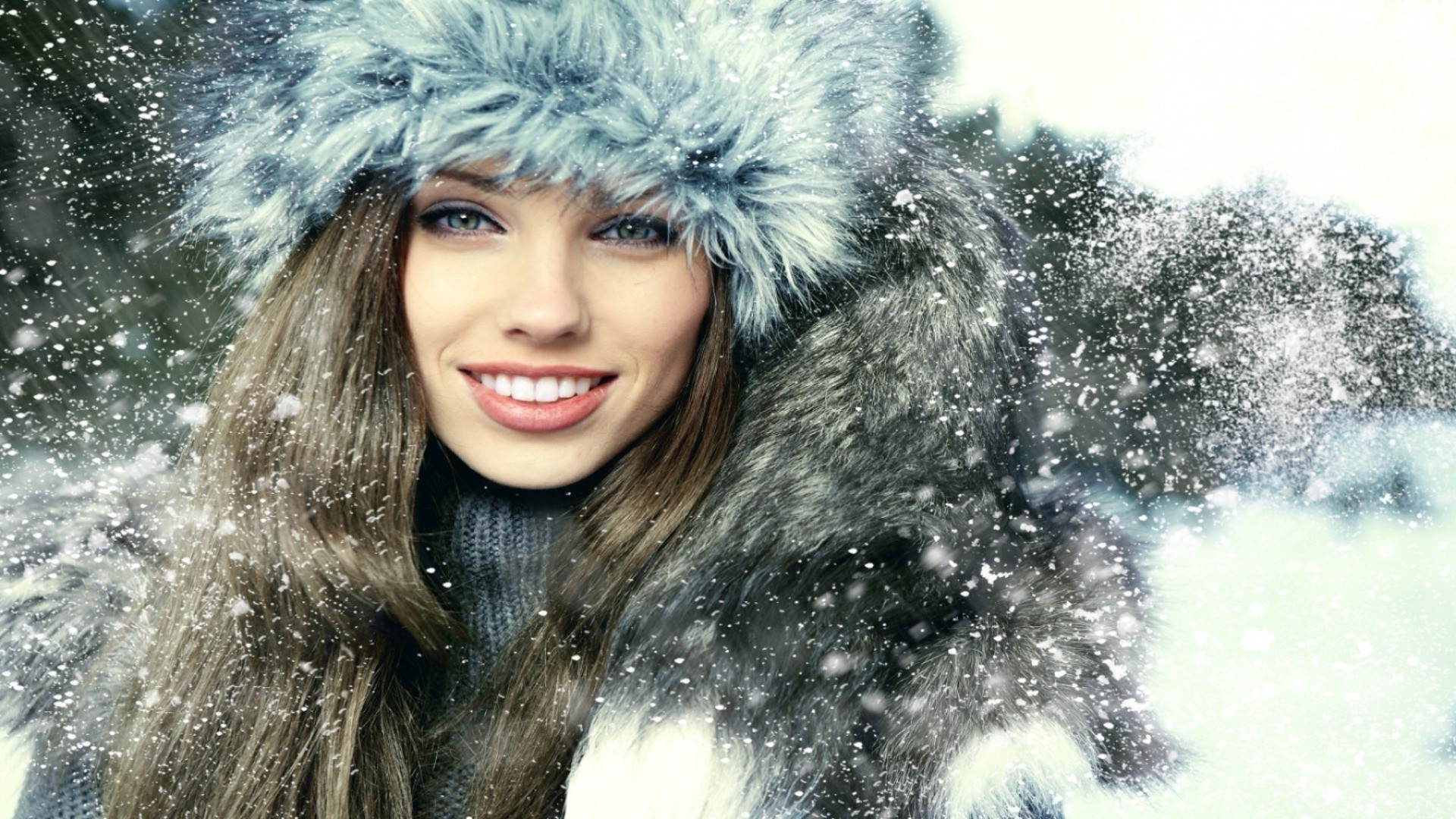 viso e sorriso inverno freddo ritratto caldo moda donna pelliccia bella neve ragazza uno cappotto cappuccio modello adulto capelli giovane viso natura