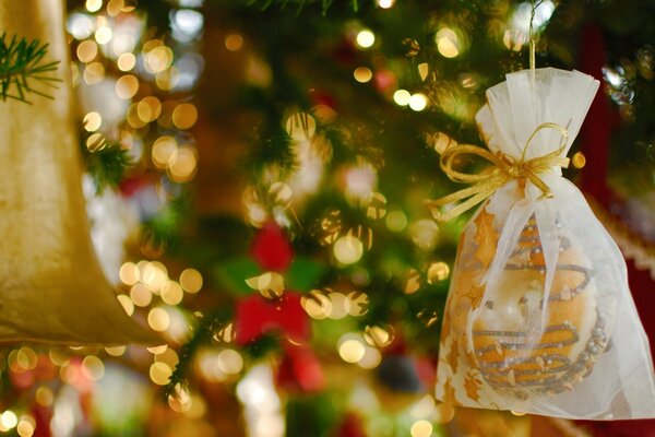 Macro tiro árbol de Navidad con juguetes y guirnaldas