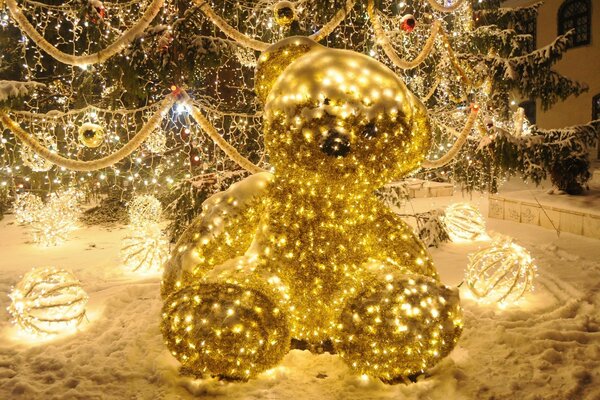 Der Neujahrsbär sitzt im Schnee