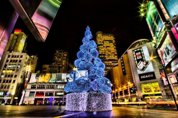 Árbol de Navidad en el centro de la ciudad nocturna