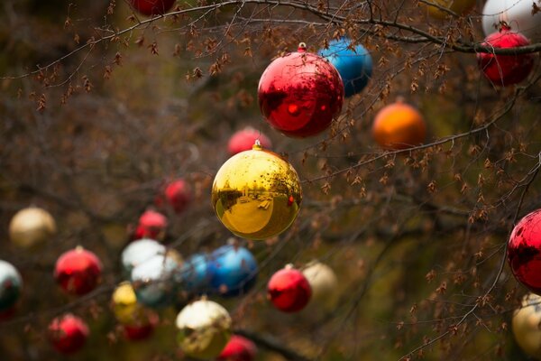 Árbol decorado con bolas de Navidad