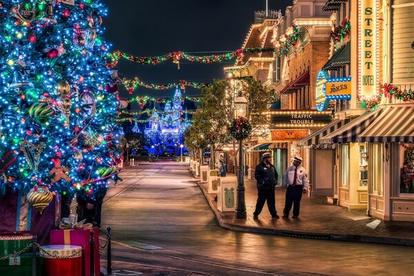 Strada di sera di Natale decorata con luci