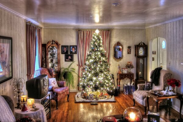 Accogliente angolo di Capodanno. Albero di Natale lussureggiante