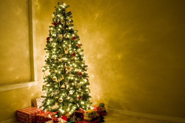 Arbre de Noël décoré dans la maison