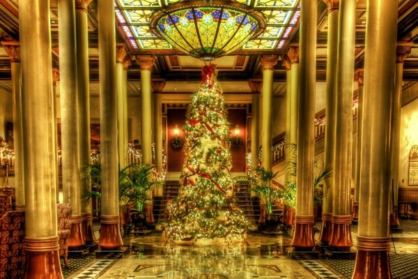 Árbol de Navidad decorado en un hermoso edificio