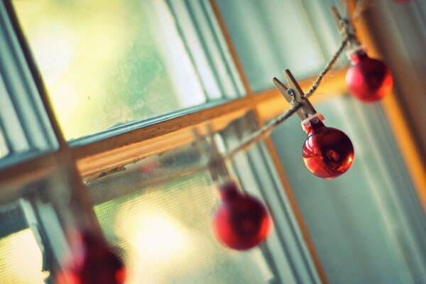 Las bolas de decoración cuelgan en la ventana