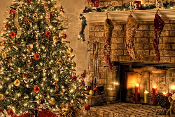 شجرة عيد الميلاد والجوارب فوق الموقد