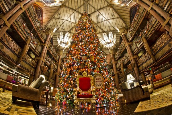 Fotos de uma árvore de Natal chique em guirlandas e brinquedos