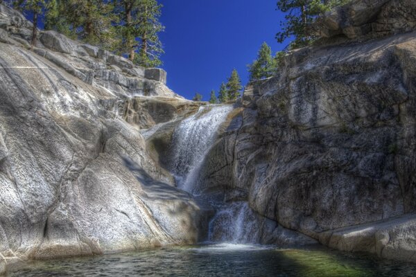 Die Magie eines natürlichen Wasserfalls zieht an