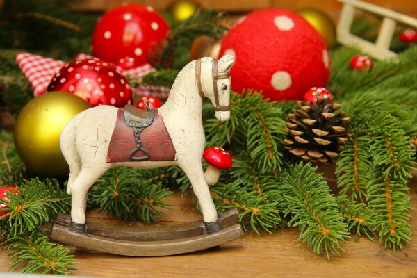 Cheval en bois sur fond de jouets de Noël