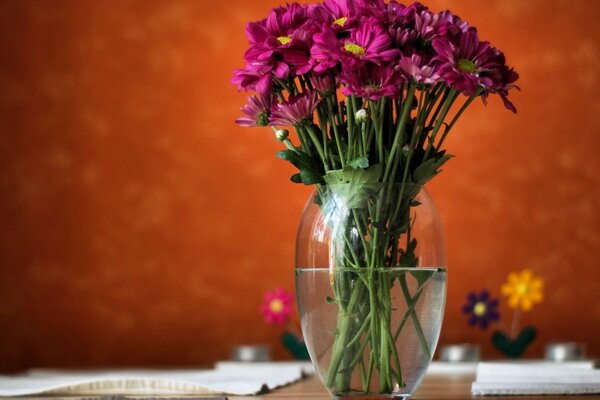 Buquê de flores em um vaso na mesa