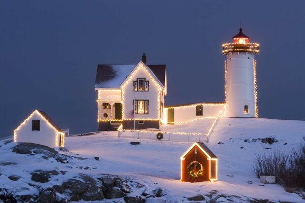 Casas de invierno con guirnaldas amarillas