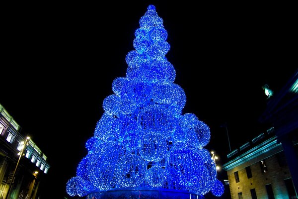 Arbre de Noël de rue de boules bleues lumineuses