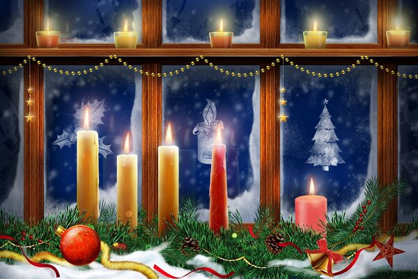 Candele festive per il nuovo anno e modelli sulla finestra